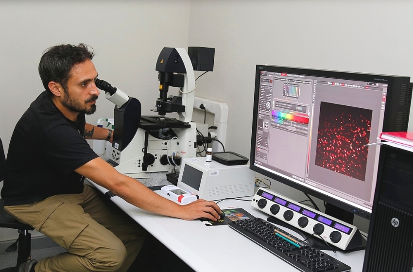 científicos en el uso de nuevas tecnologías en bioimagen